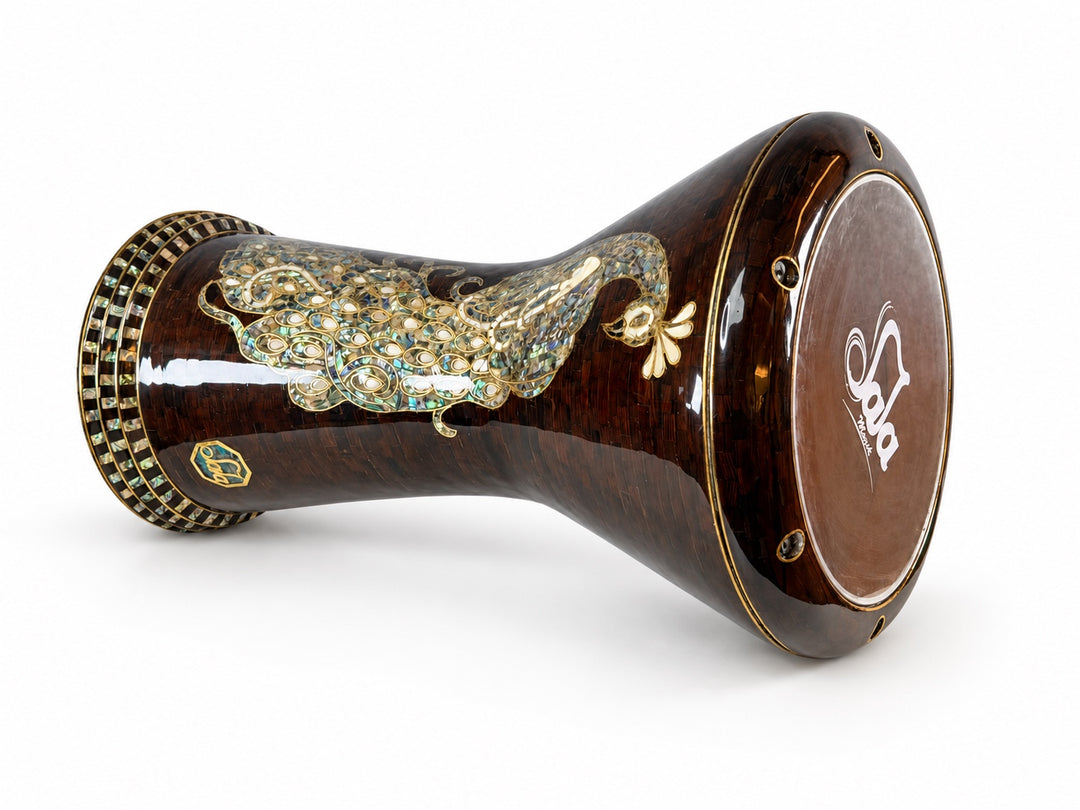 Sala Amber Peacock Sombaty darbuka yan görünümü; Sala markalı deri ve koyu kehribar-kahverengi mozaik zeminde açık renkli tavus kuşu motifi.