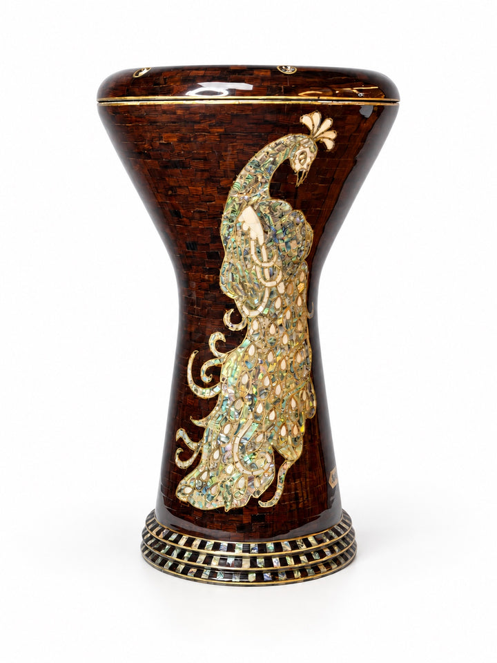 Sala Amber Peacock Sombaty darbuka dik görünümü; koyu kehribar-kahverengi mozaik zeminde açık renkli tavus kuşu motifi.