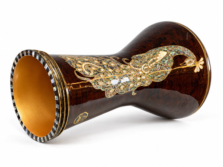 Sala Amber Peacock Sombaty darbuka yan görünümü; açık taban ve koyu kehribar-kahverengi mozaik zeminde açık renkli tavus kuşu motifi.