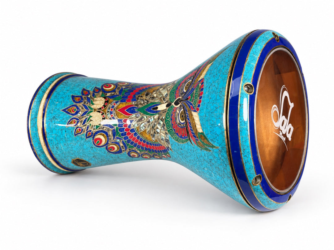 Sala Azure Owl Sombaty darbuka på siden, som viser det Sala-merkede trommeskinnet og et fargerikt uglemotiv på turkis mosaikk med dypblå kanter.