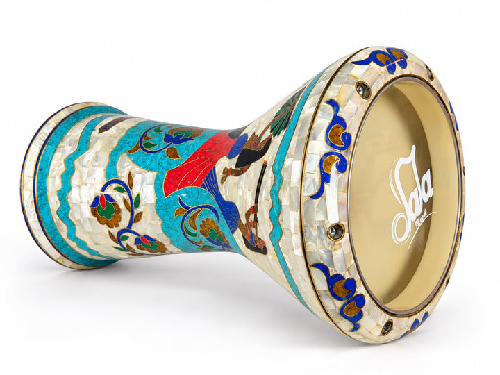 Sala Nile Muse Sombaty darbuka yan görünümü; Sala markalı deri ve Mısır’dan esinlenen figürler, turkuaz bordürler ve renkli çiçek kıvrımları.