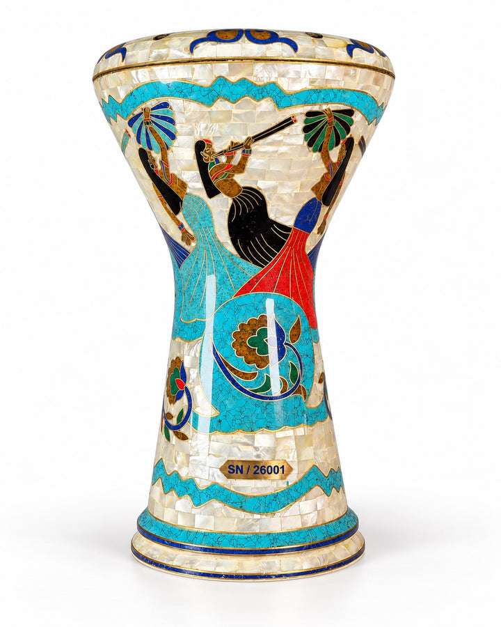 Sala Nile Muse Sombaty darbuka dik görünümü; Mısır’dan esinlenen figürler, turkuaz bordürler ve renkli çiçek kıvrımları.