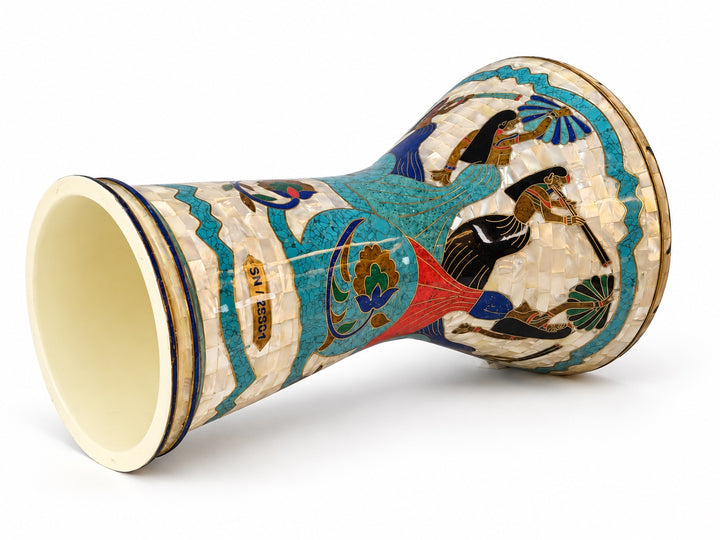 Sala Nile Muse Sombaty darbuka yan görünümü; açık taban ve Mısır’dan esinlenen figürler, turkuaz bordürler ve renkli çiçek kıvrımları.