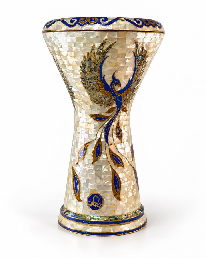Sala Phoenix Pearl Sombaty darbuka stående oppreist, viser et feiende blå-og-gull fuglemotiv på blek mosaikk.