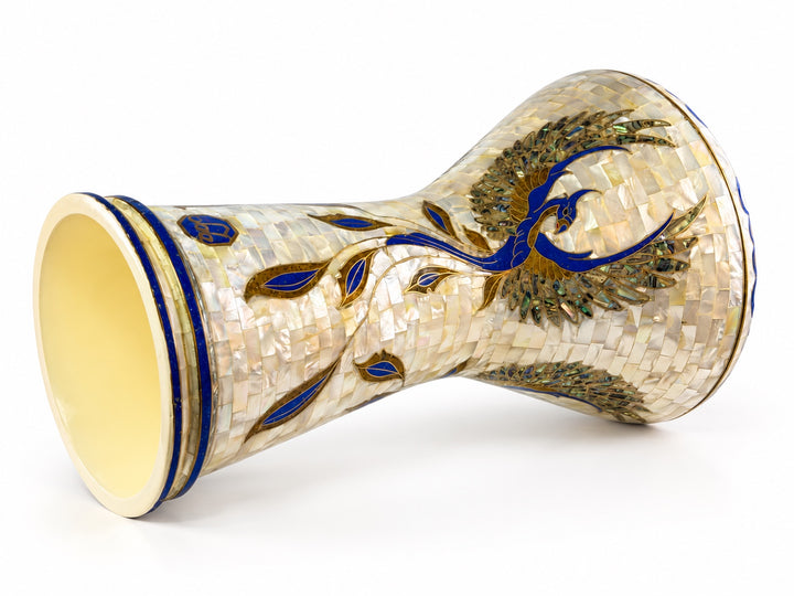 Sala Phoenix Pearl Sombaty darbuka på siden, viser den åpne basen og et feiende blå-og-gull fuglemotiv på blek mosaikk.