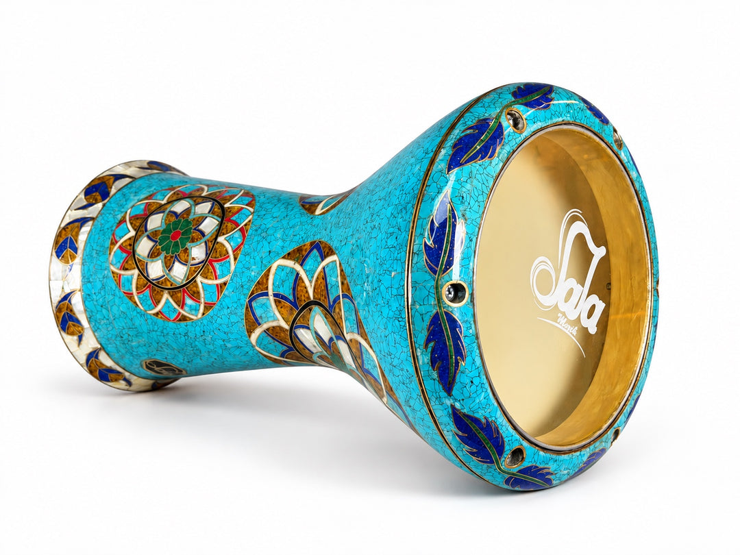 Sala Turquoise Lotus Sombaty darbuka på siden, viser Sala-merket trommeskinn og turkisfarget mosaikk og lagdelte blomstermedaljonger.