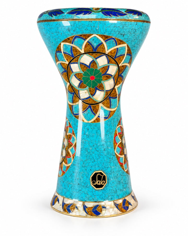 Sala Turquoise Lotus Sombaty darbuka stående oppreist, viser turkisfarget mosaikk og lagdelte blomstermedaljonger.