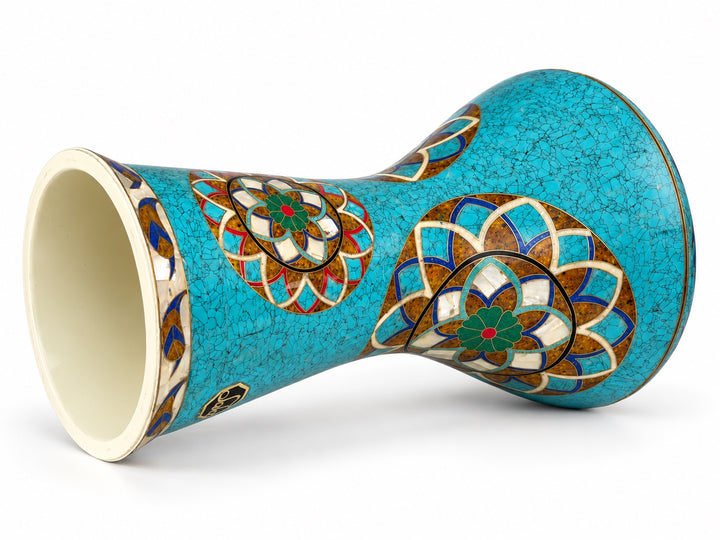 Sala Turquoise Lotus Sombaty darbuka på siden, som viser den åpne basen og turkisfarget mosaikk og lagdelte blomstermedaljonger.